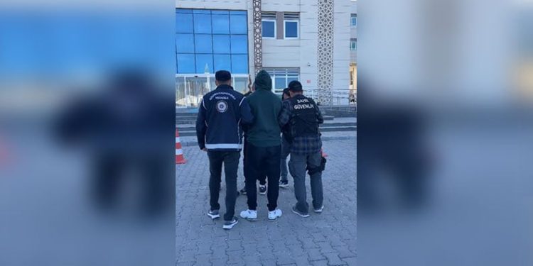 Çanakkale’de göçmen kaçakçılığı operasyonu: 79 kaçak göçmen ile 2 organizatör yakalandı