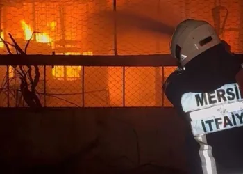 Otomobil kazılan çukura düştü