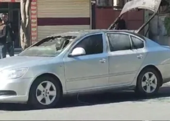 Otomobil kazılan çukura düştü