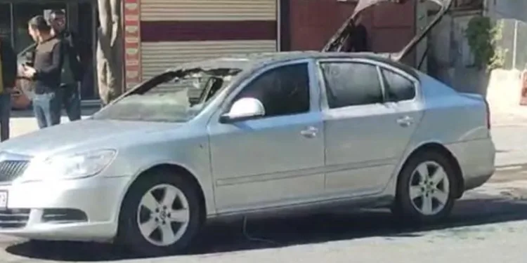 Otomobil kazılan çukura düştü