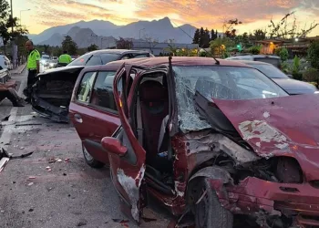 Virajı alamayan otomobil karşı yöndeki araçla kafa kafaya çarpıştı, sıkışan yaralıları itfaiye kurtardı