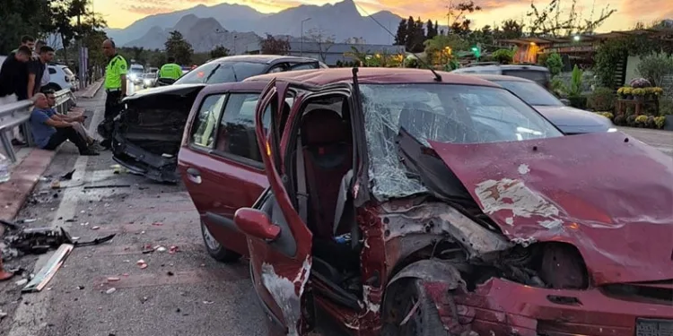 Virajı alamayan otomobil karşı yöndeki araçla kafa kafaya çarpıştı, sıkışan yaralıları itfaiye kurtardı