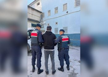 Hızla sokağa giren otomobil ortalığı yıkıp geçti