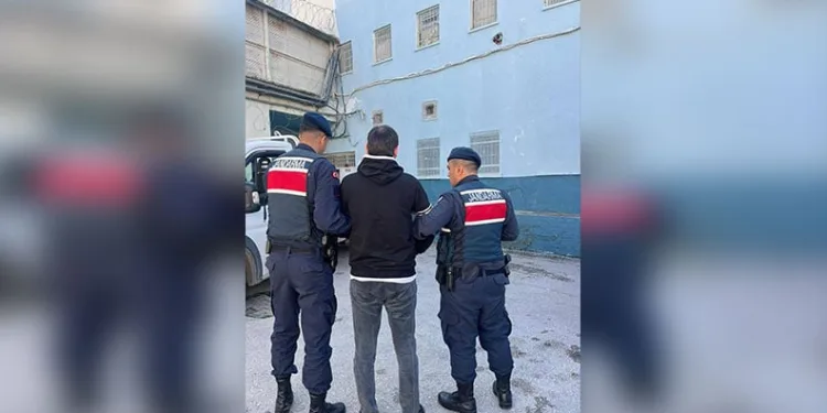 Hızla sokağa giren otomobil ortalığı yıkıp geçti