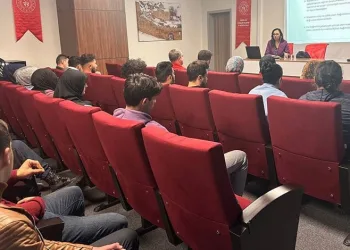 Adana’da zirveye kar yağdı, elma hasadı erken yapıldı