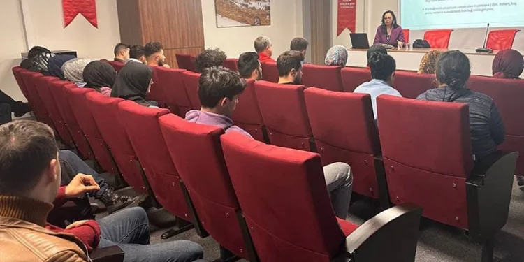 Adana’da zirveye kar yağdı, elma hasadı erken yapıldı