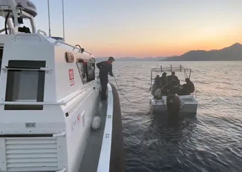 Kameralara aldırış etmeden iki elektrikli bisiklet çaldı