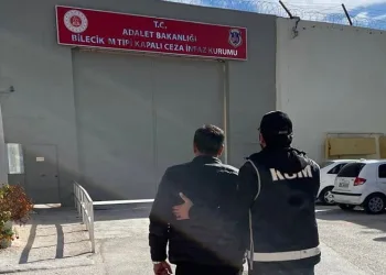 Otomobil kazılan çukura düştü