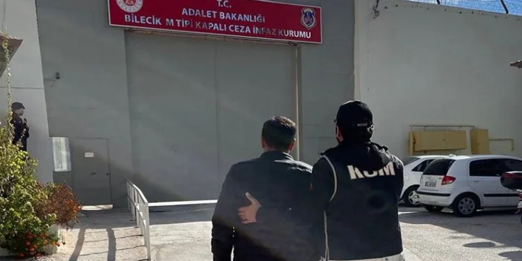 Otomobil kazılan çukura düştü