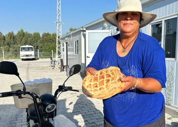 Depremzede anne, iyilik için sürüyor
