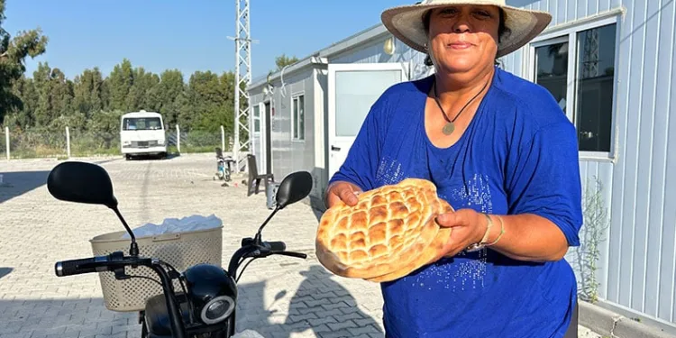 Depremzede anne, iyilik için sürüyor
