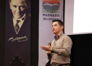 Depremzede anne, iyilik için sürüyor