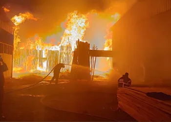 Otomobil kazılan çukura düştü