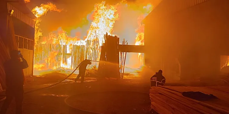 Otomobil kazılan çukura düştü