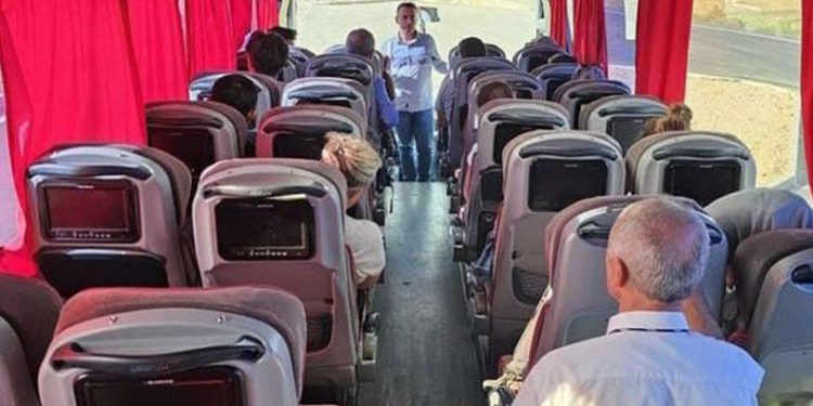 Şehirlerarası otobüslere yolcu olarak binen jandarma sürücüleri denetledi