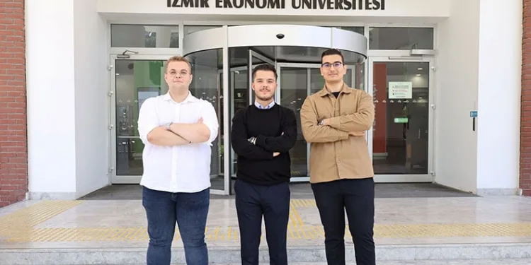 Adana’da zirveye kar yağdı, elma hasadı erken yapıldı