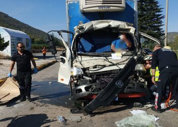 Kamyonet çekiciye bağlı olan yarı römorka çarptı: 1 yaralı