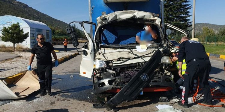 Kamyonet çekiciye bağlı olan yarı römorka çarptı: 1 yaralı