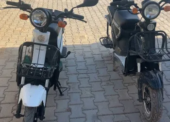 Kameralara aldırış etmeden iki elektrikli bisiklet çaldı