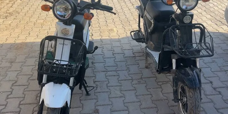 Kameralara aldırış etmeden iki elektrikli bisiklet çaldı