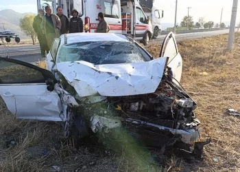 Virajı alamayan otomobil karşı yöndeki araçla kafa kafaya çarpıştı, sıkışan yaralıları itfaiye kurtardı