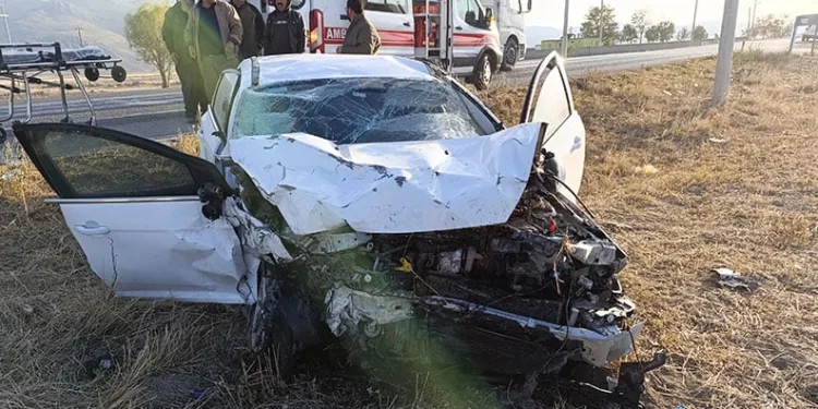 Virajı alamayan otomobil karşı yöndeki araçla kafa kafaya çarpıştı, sıkışan yaralıları itfaiye kurtardı