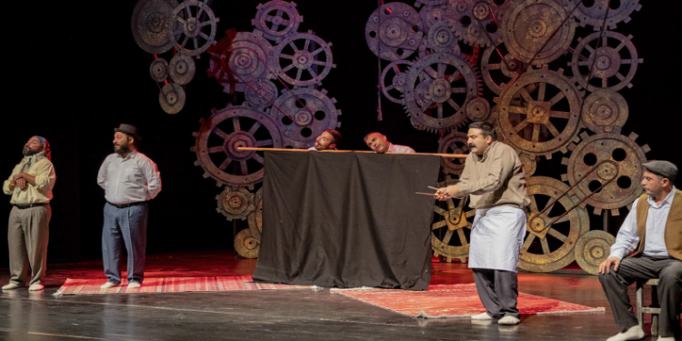 ‘Misafir’ oyunu emekliler için sahnelendi