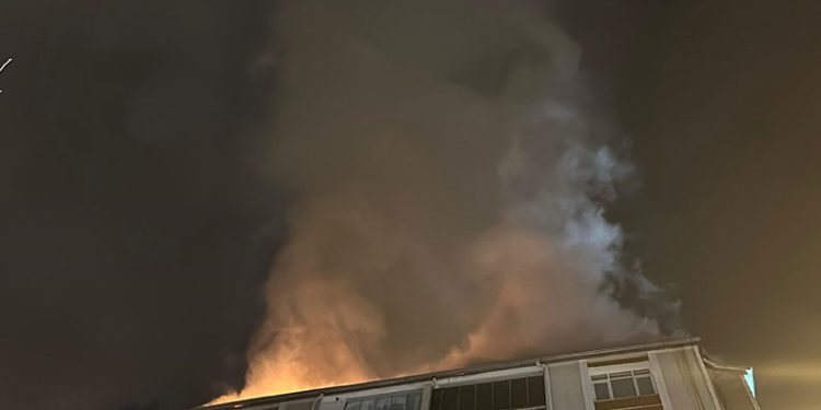 Uşak’ta apartmanın çatısında çıkan yangın söndürüldü