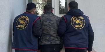 Van’da refüje çarpan otomobilin sürücüsü yarandı