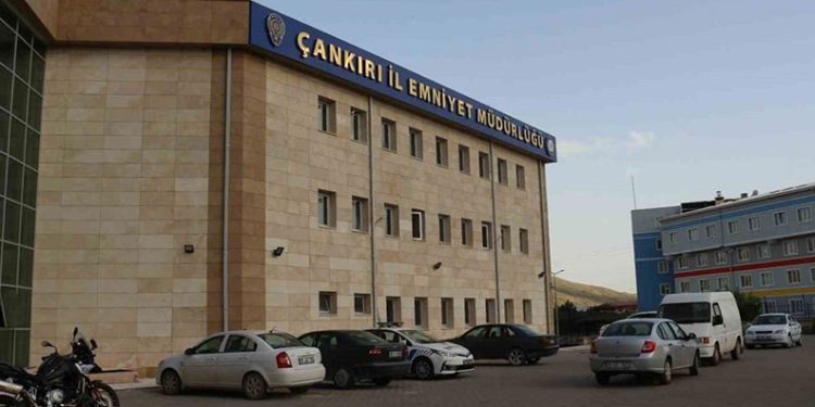 Van’da refüje çarpan otomobilin sürücüsü yarandı