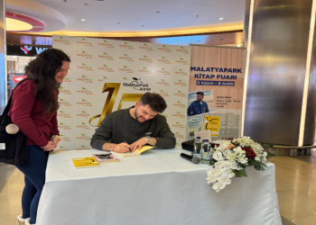 Yazar Aktaş, MalatyaPark Kitap Fuarı’nda Okurlarıyla Buluştu