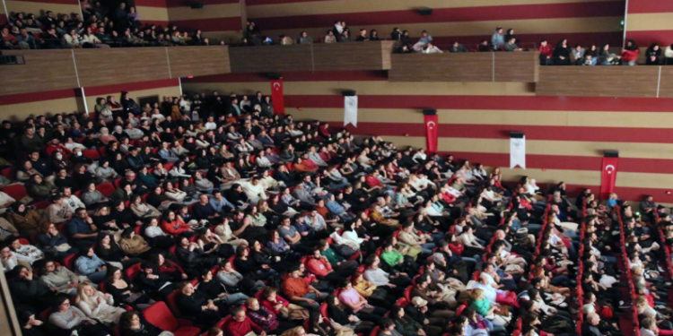 Büyükşehir Konservatuvarı ‘Psikolog’ adlı tiyatro oyununu sahneledi