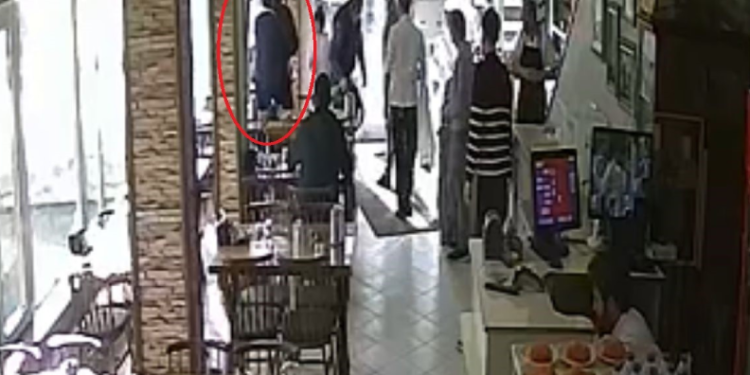 Müşteriyi heimlich manevrasıyla garson kurtardı