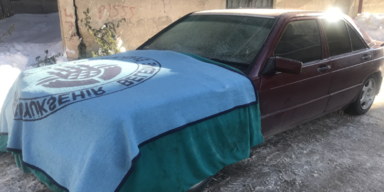 Araçları, bataniye ve halılarla koruyorlar