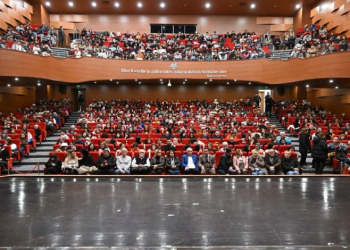 ‘Misafir’ adlı oyunu sahneledi