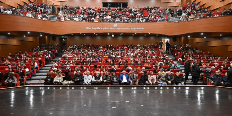 ‘Misafir’ adlı oyunu sahneledi