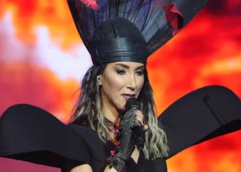 Ali Koç Hande Yener’le şarkı söyledi