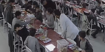 Heimlich manevrası ile öğrenciyi kurtaran öğretmen