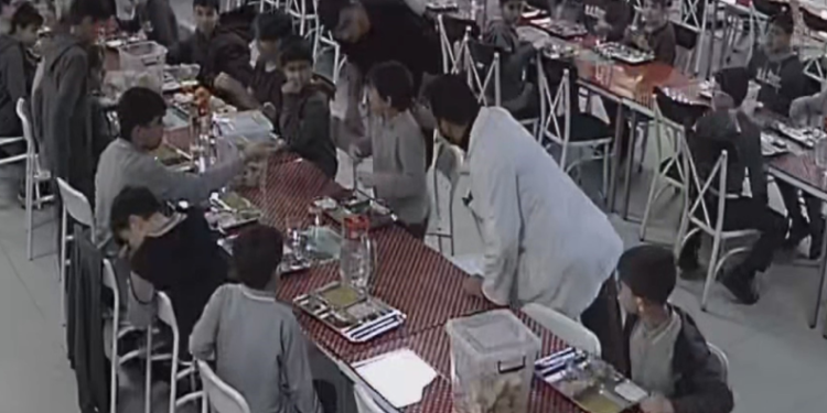 Heimlich manevrası ile öğrenciyi kurtaran öğretmen