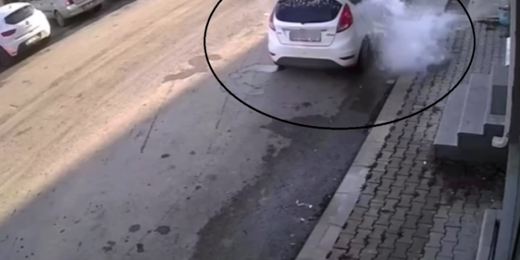 Çatıdan düşen kar kütlesi araca düştü