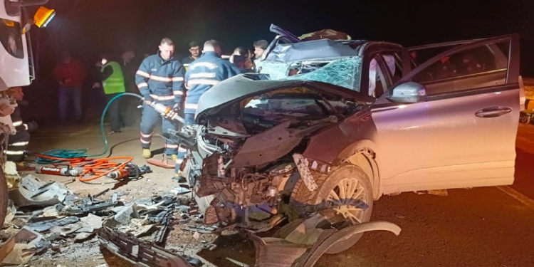 Kamyonla çarpıştı: 1 ölü, 2 yaralı