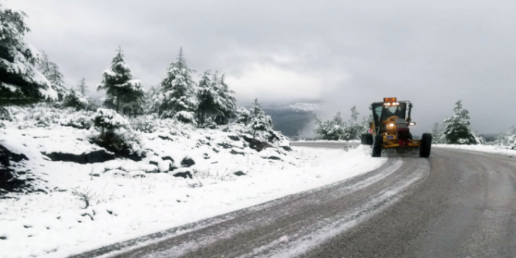 Beyaza bürünen yol ulaşıma açıldı