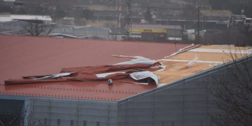 Sinop’ta fırtınada spor salonunun çatısı uçtu