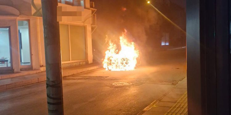 Seyir halindeki otomobil alev alev yandı