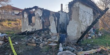 Küle dönen evde cesedi bulundu