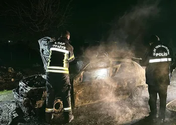 Yanan otomobilde feci şekilde can verdi