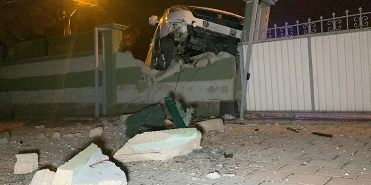 Karaman’da duvara çarpan hafif ticari araç asılı kaldı