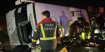 Otomobil ile işçi servisi çarpıştı: 1’i ağır, 28 yaralı