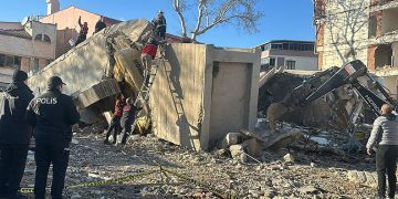 Yıkım esnasında operatör enkaz altında kaldı