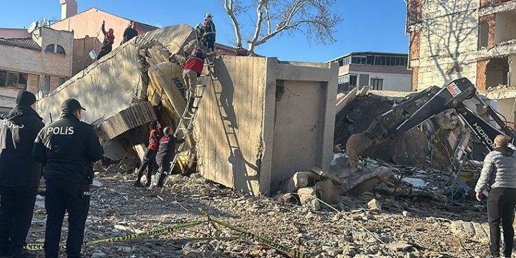 Yıkım esnasında operatör enkaz altında kaldı